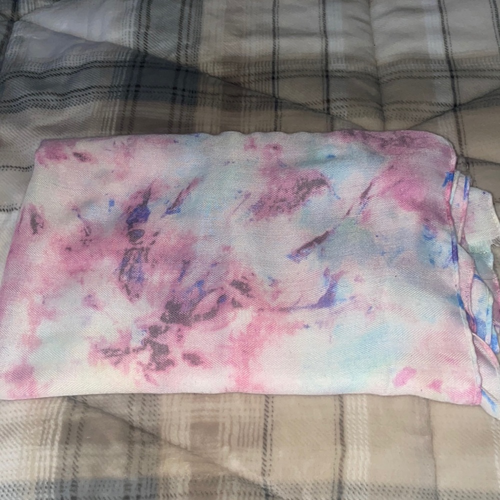 Light weight multi color Jessica Simpson scarf